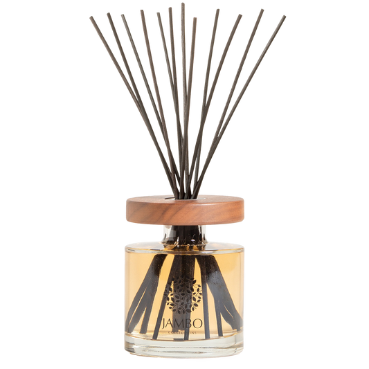 Iguazu Reed Diffuser – elegant glass diffuser featuring pink pepper, raspberry, and leather fragrance from Jambo Elegante.