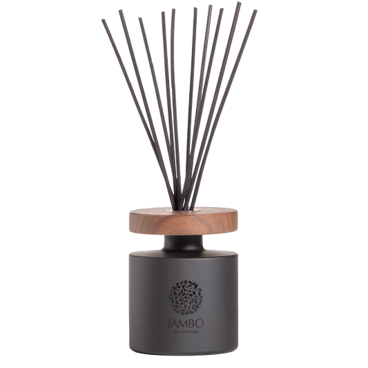 Pico Turquino Reed Diffuser – sleek matte-black diffuser with pepper, saffron, and sandalwood fragrance from Jambo Prestigio.
