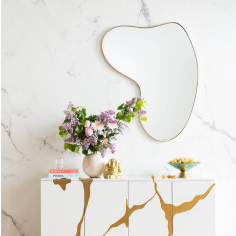 Round SELENA mirror with bark-textured antique gold frame.