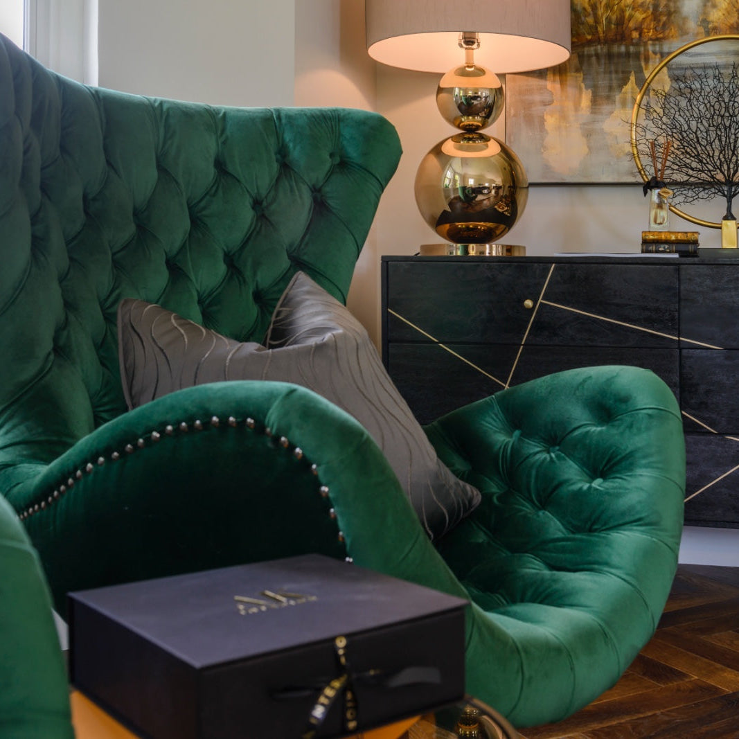 DEMI green curved chair with button-tufting, velvet upholstery, and black base for luxurious comfort and elegant design.