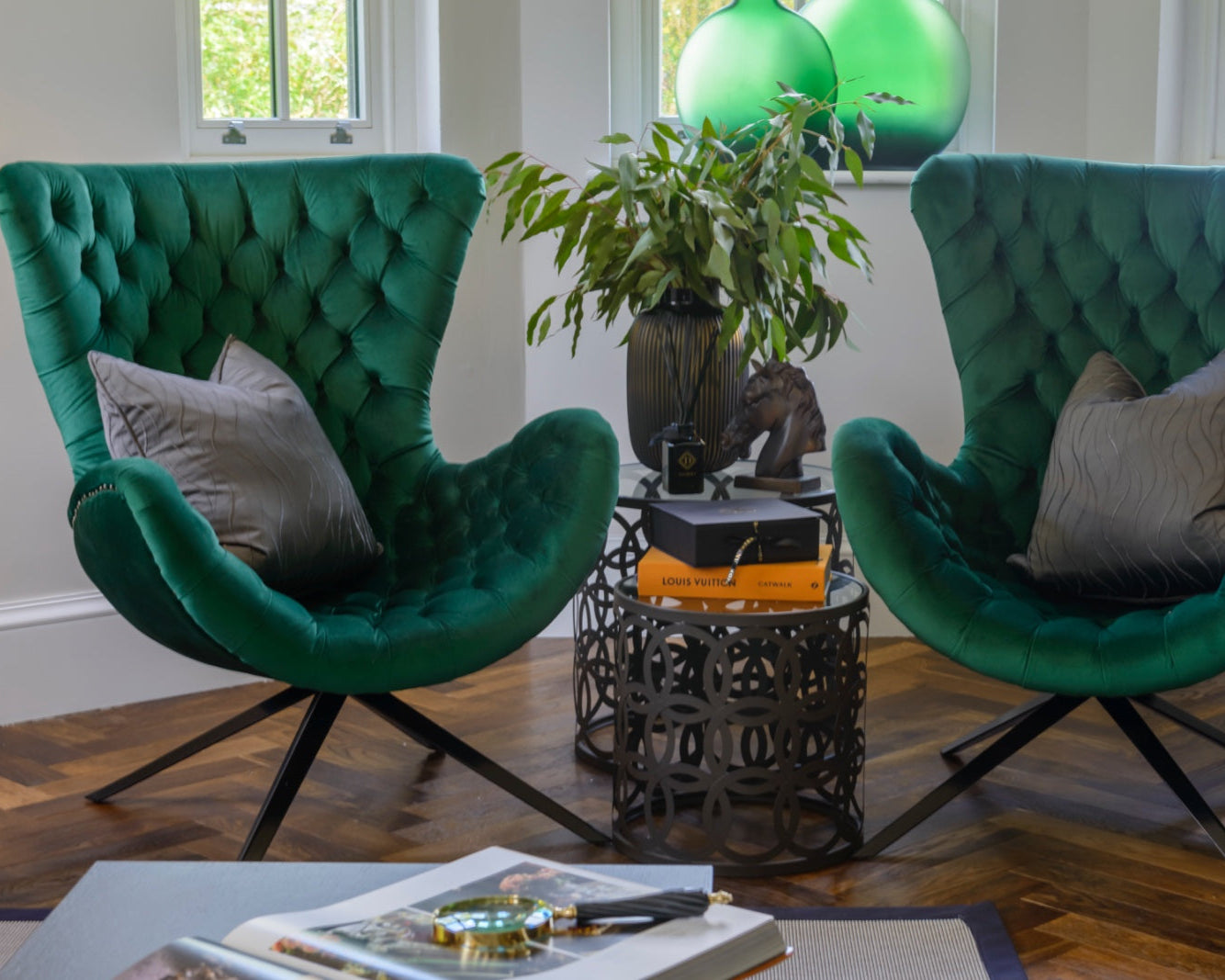 DEMI green curved chair with button-tufting, velvet upholstery, and black base for luxurious comfort and elegant design.