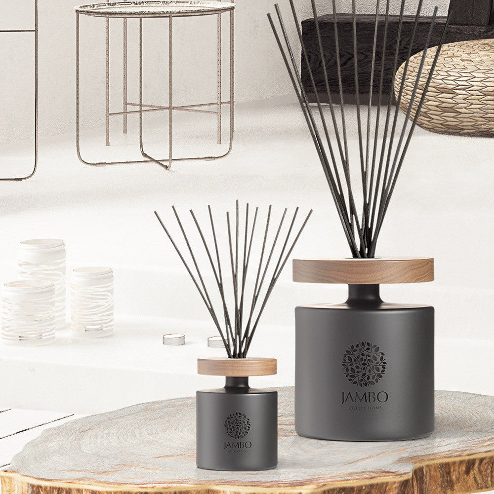 Pico Turquino Reed Diffuser – sleek matte-black diffuser with pepper, saffron, and sandalwood fragrance from Jambo Prestigio.