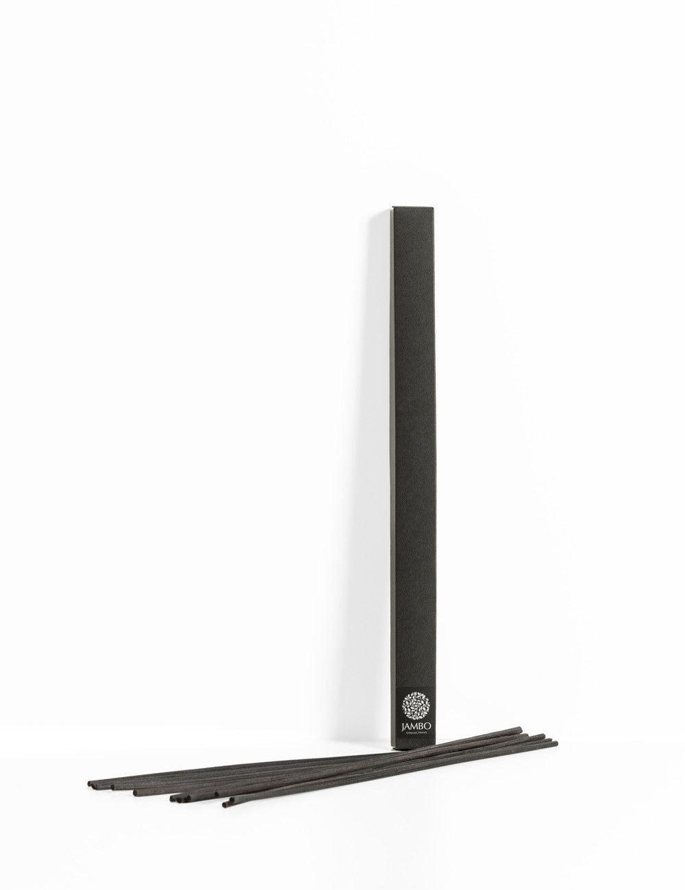 Pico Turquino Reed Diffuser – sleek matte-black diffuser with pepper, saffron, and sandalwood fragrance from Jambo Prestigio.