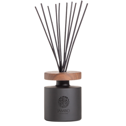 Pico Turquino Reed Diffuser – sleek matte-black diffuser with pepper, saffron, and sandalwood fragrance from Jambo Prestigio.