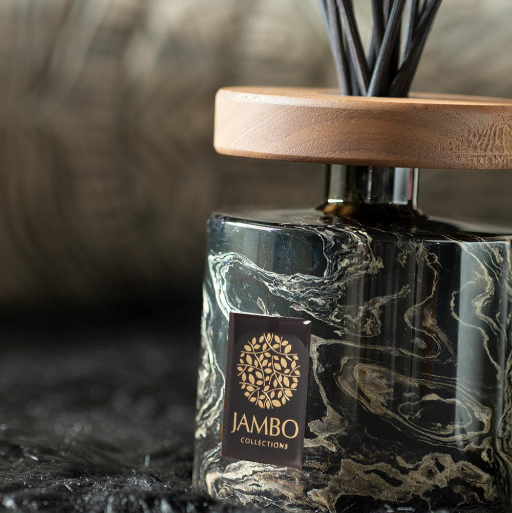 Konoko Reed Diffuser – marble-like diffuser with rhum, saffron, and oudh fragrance from Jambo Exclusivo Collection.