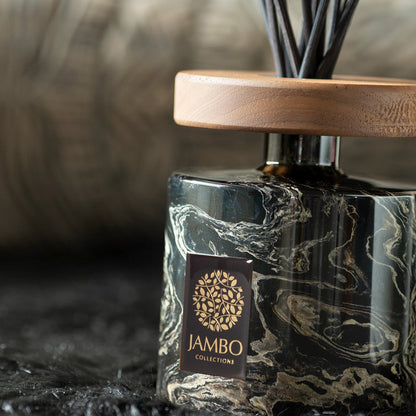 Konoko Reed Diffuser – marble-like diffuser with rhum, saffron, and oudh fragrance from Jambo Exclusivo Collection.